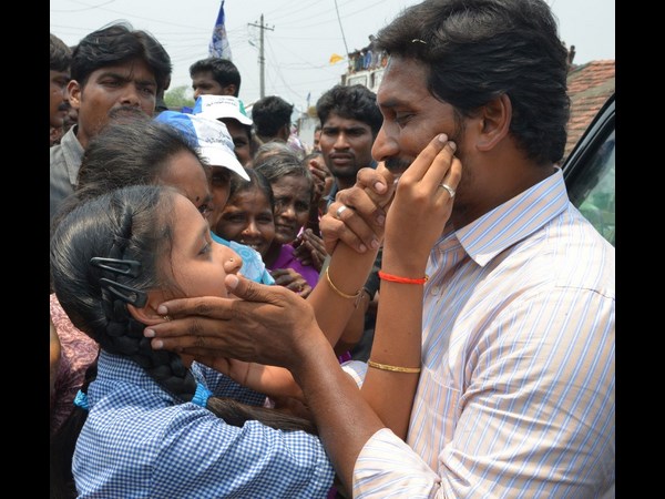 రివర్స్: జగన్‌కే ఓదార్పు, వారు పోటీ పడ్డారు