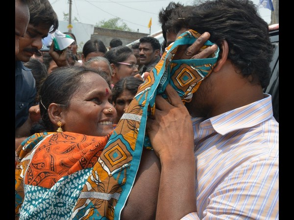 రివర్స్: జగన్‌కే ఓదార్పు, వారు పోటీ పడ్డారు