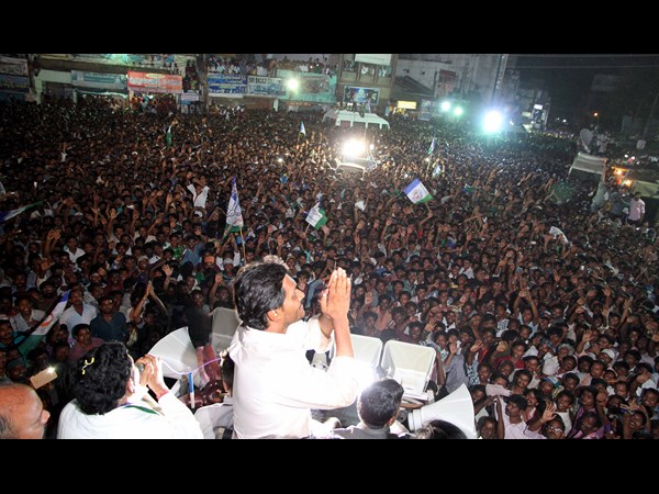 రివర్స్: జగన్‌కే ఓదార్పు, వారు పోటీ పడ్డారు