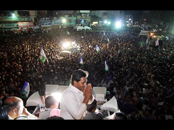 రివర్స్: జగన్‌కే ఓదార్పు, వారు పోటీ పడ్డారు