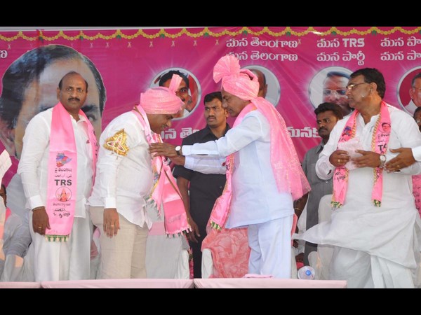 జైపాల్ రెడ్డికి గులాబీ కండువా..