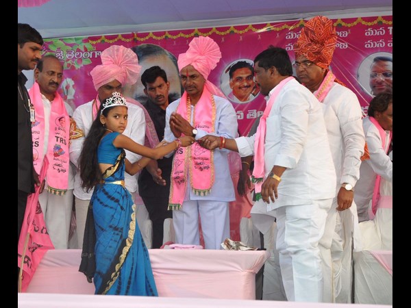 బాల కళాకారిణితో ఇలా..