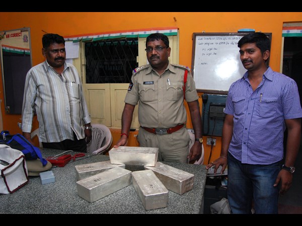 కిలోల కొద్దీ వెండి నగలు