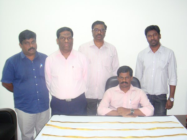 నడుమలకు చుట్టుకుని వచ్చారు