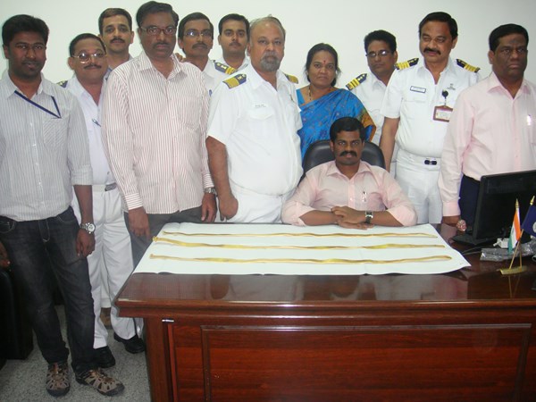 లేడీ ప్యాసెంజర్ నుంచి పట్టుకున్న బంగారం