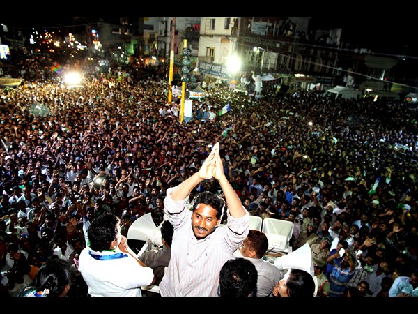 జగన్ అభివాదం