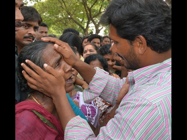 ఓదారుస్తూ..