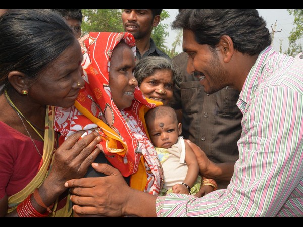 చిన్నారితో.. 