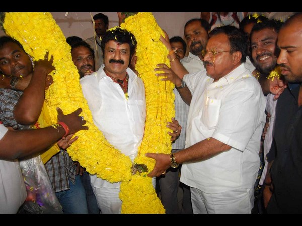 రాజకీయాల్లో ఆదరిస్తారా...