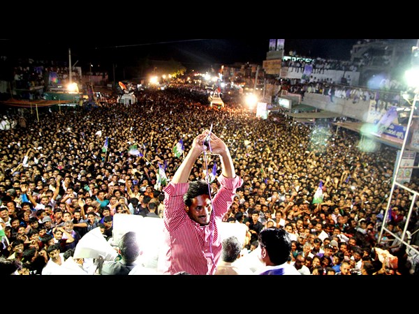 జగన్ అభివాదం