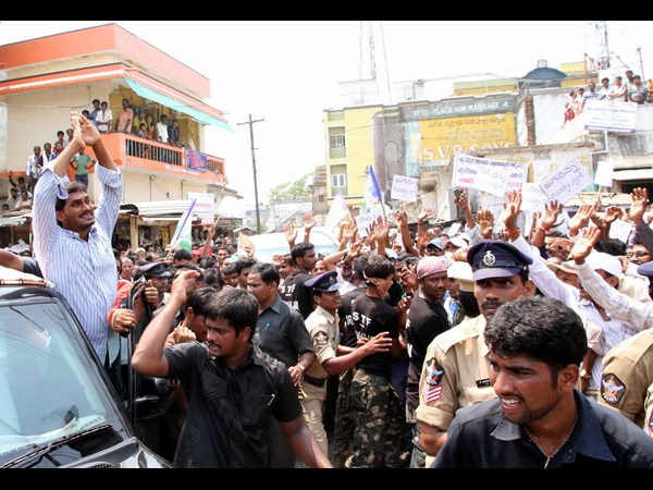 జగన్ అభివాదం జగన్ అభివాదం