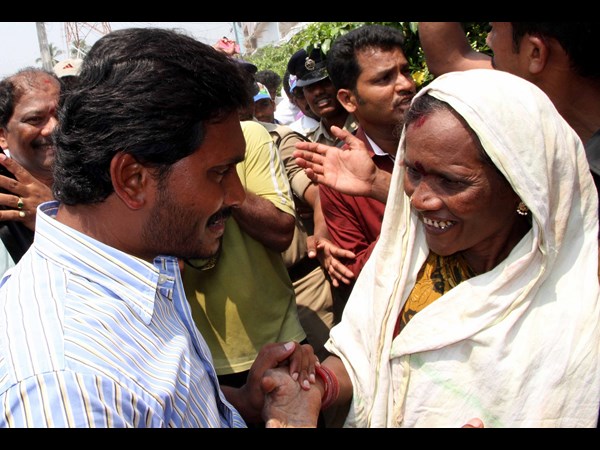 మహిళకు పలకరింపు.. మహిళకు పలకరింపు..