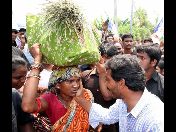 మహిళను ఓదారుస్తూ.. మహిళను ఓదారుస్తూ..