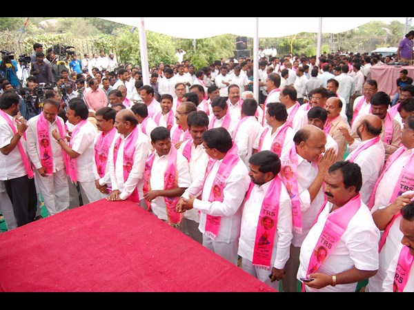 తెరాస నేతలు..