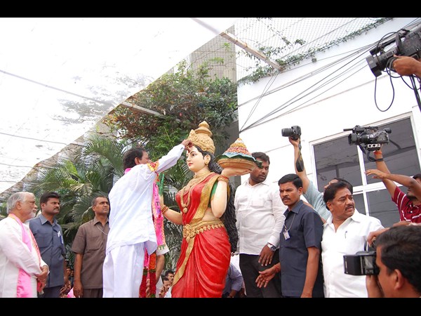 తెలంగాణ తల్లికి నివాళులు..