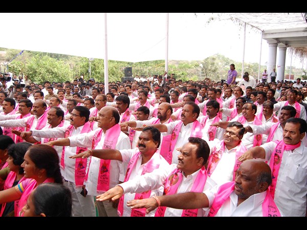 ప్రతిజ్ఞ చేస్తూ...