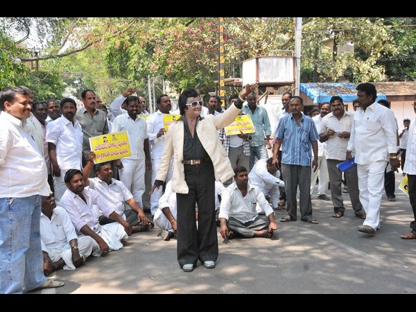 ఎన్టీఆర్ వేషధారి ఇలా...