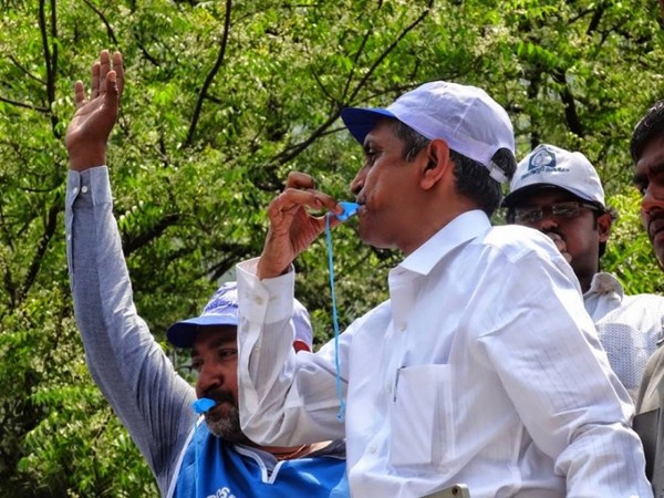 ర్యాలీలో ఈల వేస్తూ..