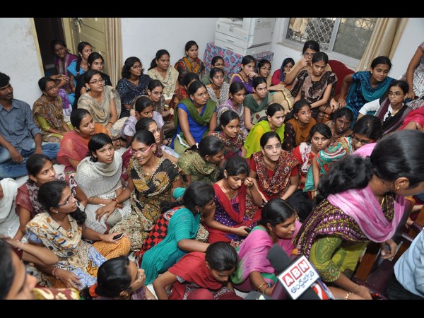 ఆందోళనకు దిగిన విద్యార్థినులు..