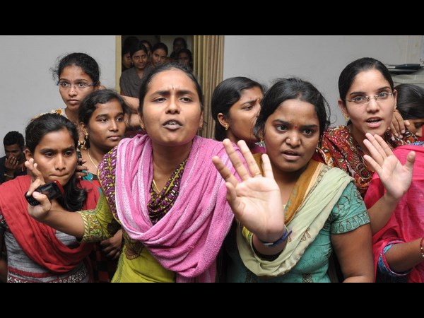 శివమెత్తిన విద్యార్థినులు..