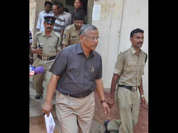 పోలీసుల అదుపులో అధికారి...