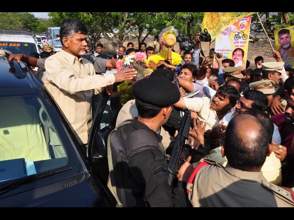 చంద్రబాబు రోడ్‌షో