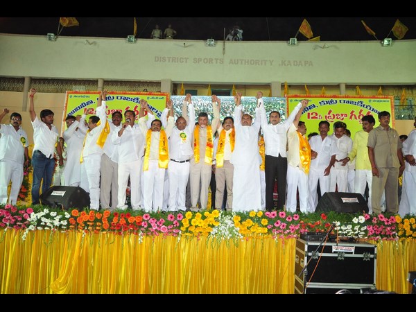 నేతల అభివాదం