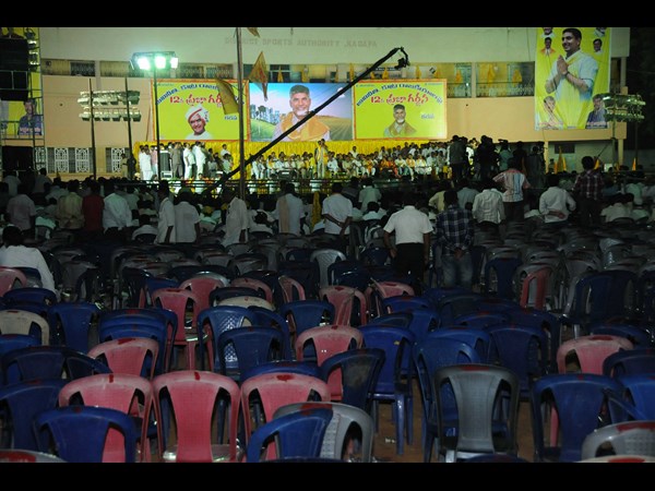 జనం లేక వెలవెల