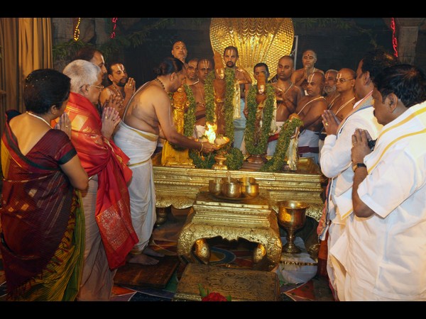ఉత్సవ మూర్తులకు హారతులు