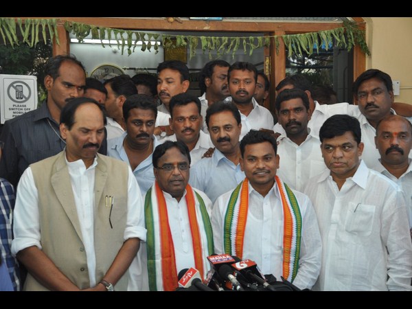 పొన్నాలతో రేగా కాంతారావు...