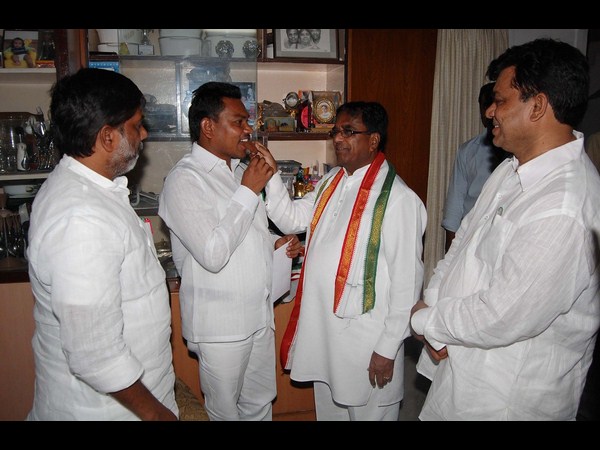 స్వీటు కూడా తినిపించారు..