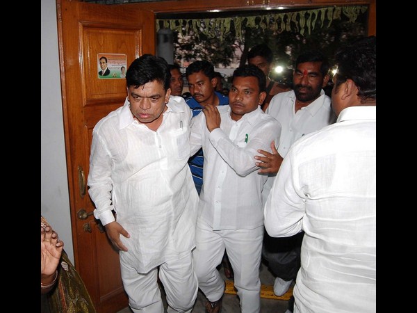 బలరాం నాయక్‌తో రేగా...