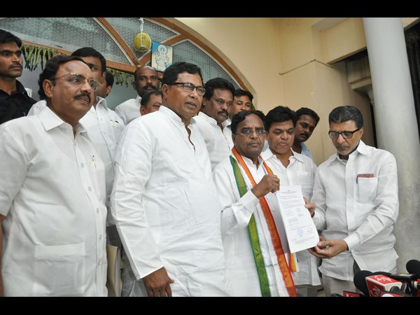 పొన్నాలతో జానా రెడ్డి...