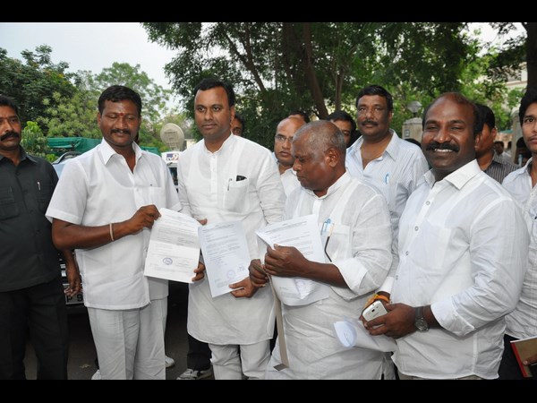 బీ ఫారాలు తీసుకున్న ఎంపి అభ్యర్థులు