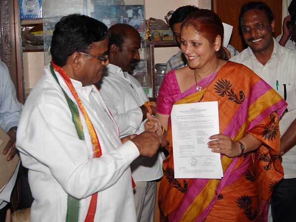 వైయస్ ద్వారా జయసుధ