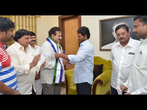 జగన్ పార్టీ అభ్యర్థి దినేష్ రెడ్డి 