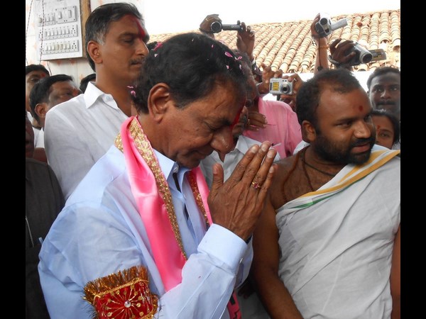 పూజలు చేసిన కెసిఆర్