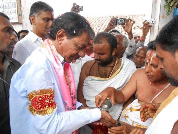 తీర్థం తీసుకుంటున్న కెసిఆర్