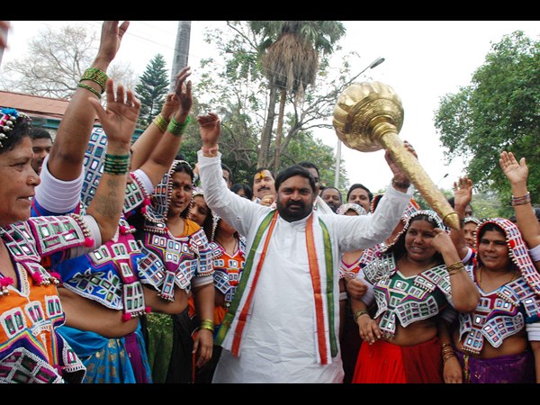 గద ఎత్తారు..