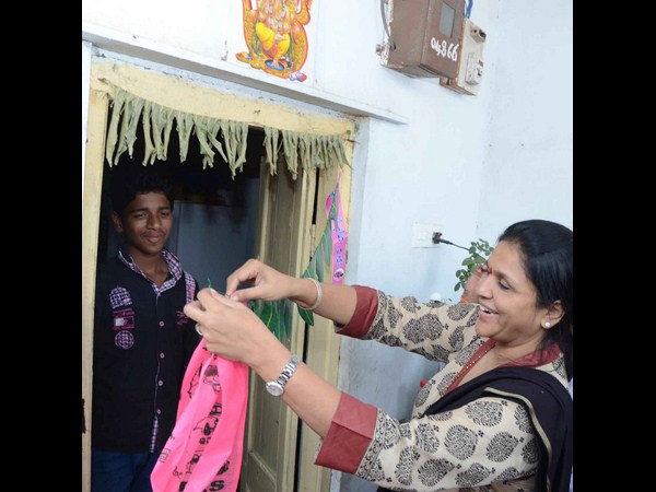 నవ్వులు చిందిస్తూ... 