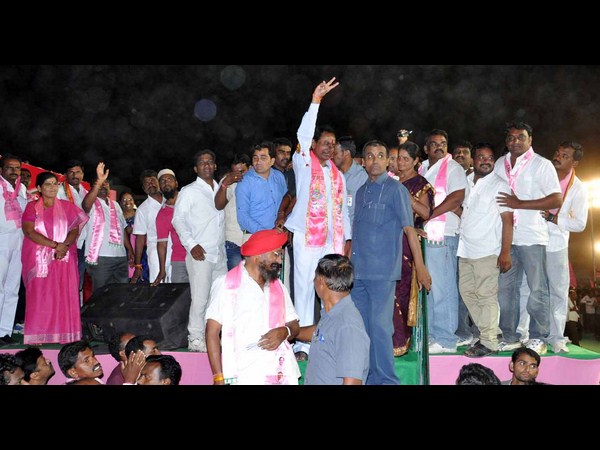 కెసిఆర్ అభివాదం