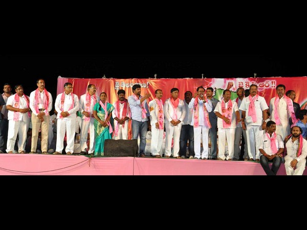 వేదికపై ప్రసంగిస్తూ..