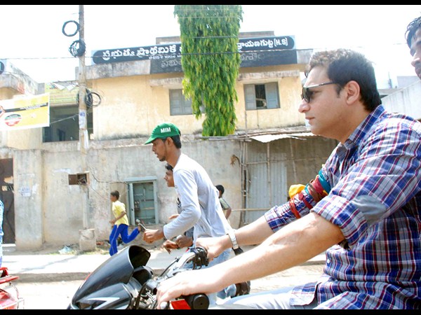 బైక్‌పై అక్బరుద్దీన్ స్వారీ..