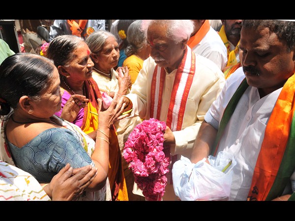 పూలు పంచుతూ దత్తాత్రేయ