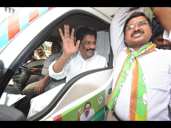 వాహనంలో వెళ్తూ..