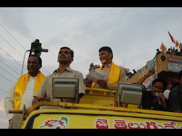 రోడ్‌షోకు తరలివచ్చిన జనం