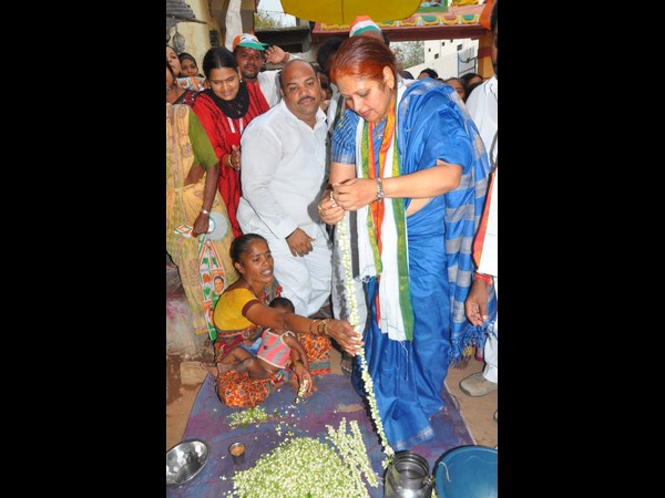 మల్లెదండ అల్లారు... మల్లెదండ అల్లారు...