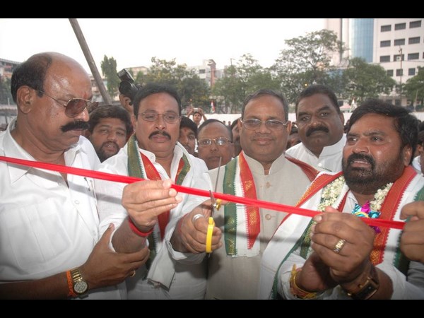 అంజన్ కుమార్ యాదవ్ దానంతో కలిసి... అంజన్ కుమార్ యాదవ్ దానంతో కలిసి...