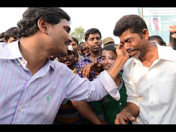 ఓదారుస్తూ..