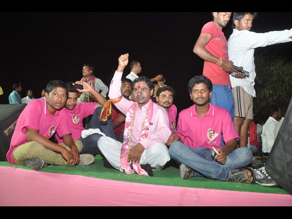 కెసిఆర్ వేషధారి ఇలా...